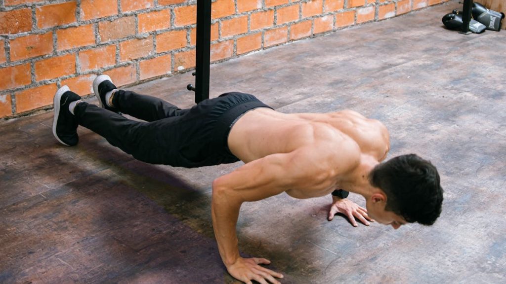 A fit man performs push-ups in a Ciudad de México gym, showcasing strength and dedication.